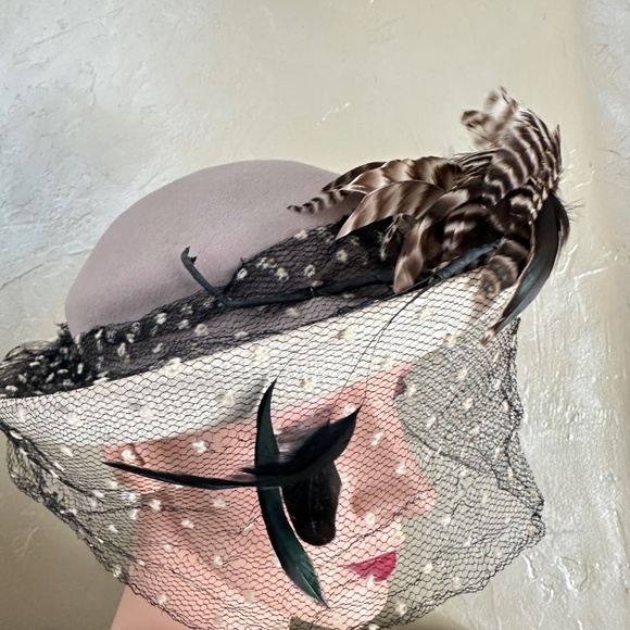 EYE-CATCHING 1940\'S BEIGE FELT/OFF WHITE FABRIC FEDORA + FEATHERS + DOTTED VEIL main image 5